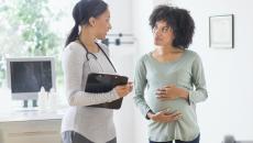 A doctor talks to a pregnant woman