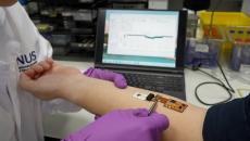 A hydrogel-based sensor detects solid-state biomarkers on the skin